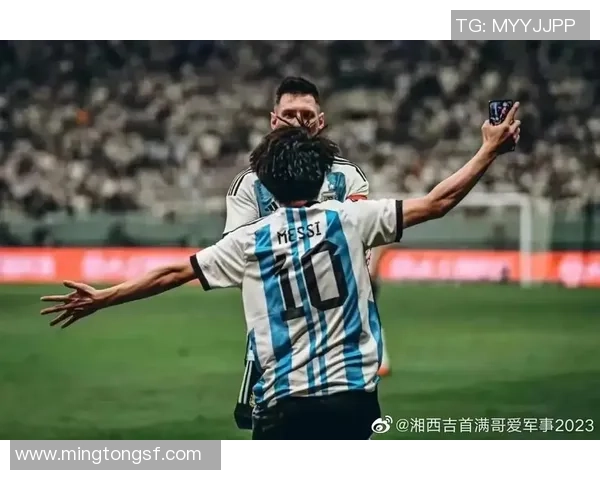 足球砸屏幕引发热议球迷情绪激动背后的故事与反思